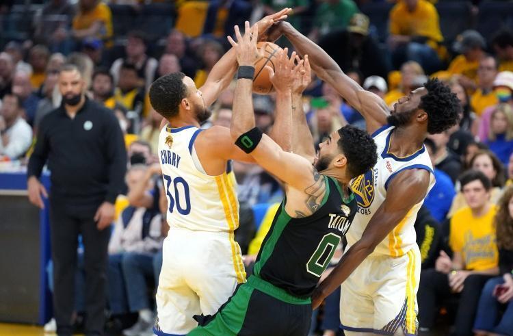 爱游戏体育客户端-巴塞罗那不断突破！，塔图姆连续十五场比赛得分超过夺冠观众掌声雷动(巴塞罗那所有比赛)