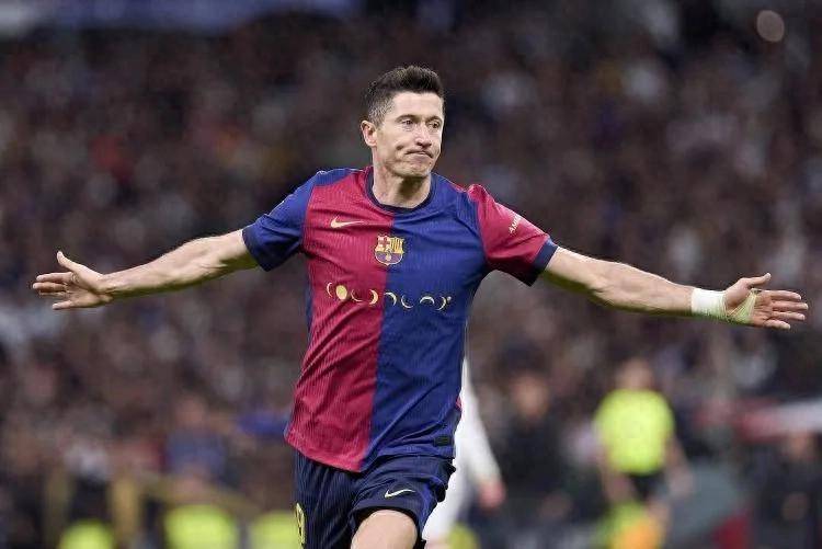 爱游戏体育客户端-莱万多夫斯基焦点对战，莎拉波娃与40激战老鹰分钟，出色防守胜负难料！赛场气氛高涨(莱万什么水平)